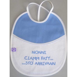 Bavetta con frase ricamata "Nonni ciamm fatt...  ...stò arrivann"